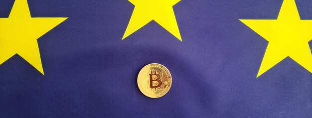 Bitcoin-muntstuk op achtergrond van Europa en Europese vlag