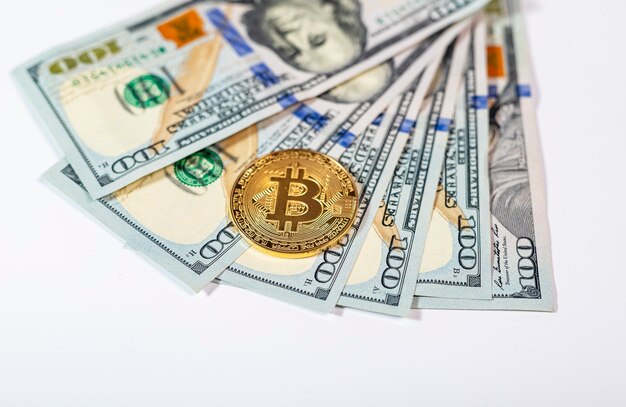 Bitcoin of BTC gouden munt met teken van cryptocurrency op bankbiljetten van Amerikaanse dollar