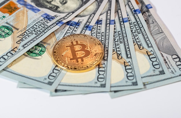 Bitcoin of BTC gouden munt met teken van cryptocurrency op bankbiljetten van Amerikaanse dollar