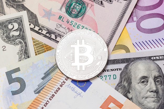 Bitcoin op achtergrond met dollar en euro geld