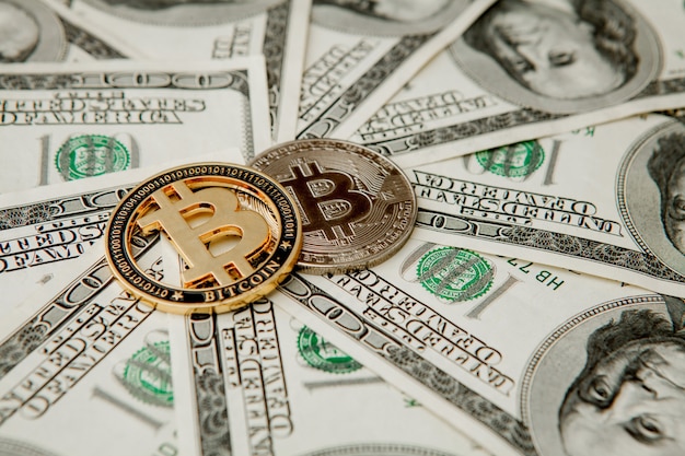 Bitcoin op Amerikaanse dollarbiljetten. Elektronisch geldwisselingsconcept