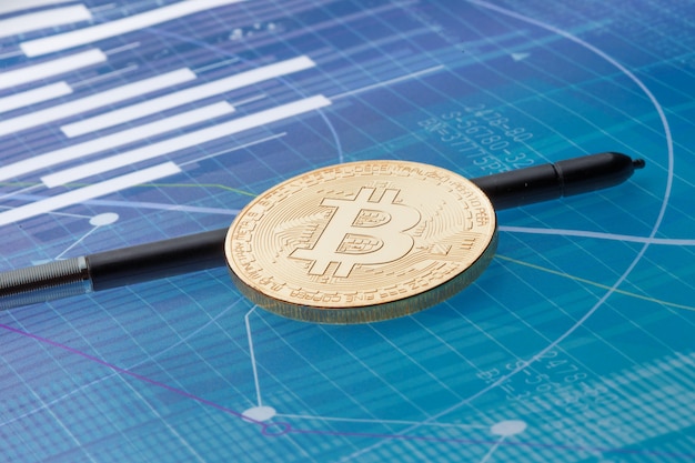 Bitcoin op blauwe abstracte financiënachtergrond. Bitcoin cryptocurrency