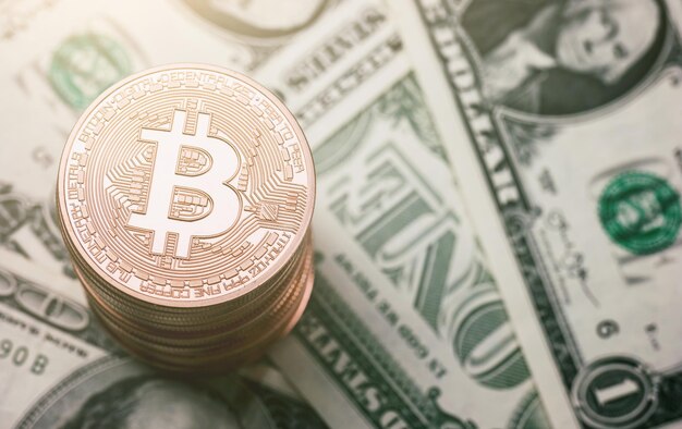 Bitcoin op dollarrekeningen de digitale cryptocurrency, copyspace voor uw individuele tekst. ideaal voor lay-outs van websites en tijdschriften