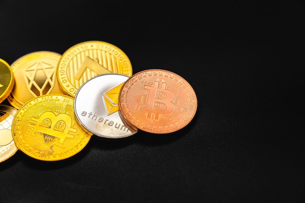 Bitcoin op een donkere tafel. Veel cryptocurrency-munten