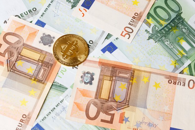Foto bitcoin op eurobankbiljetten. detailopname. financiële uitwisseling