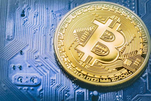 Bitcoin op het blauwe moederbord dichte omhooggaand