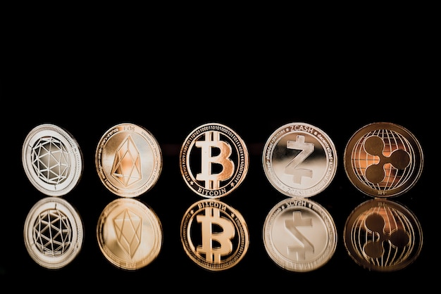 Bitcoin sul pavimento riflesso scuro