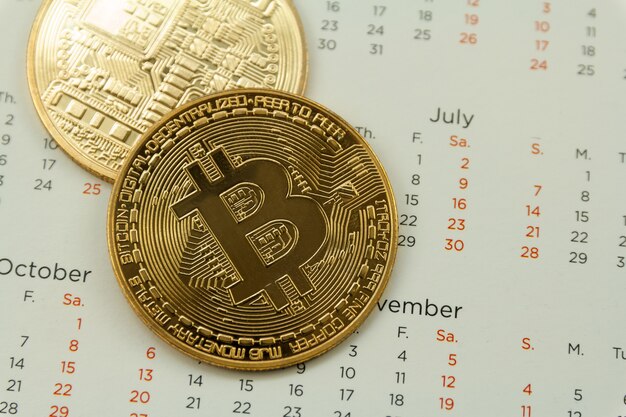 Bitcoin staat op de kalender, het concept van cryptocurrency-handelstechnologie.