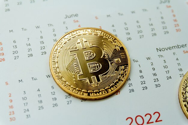 Bitcoin staat op de kalender, het concept van cryptocurrency-handelstechnologie.