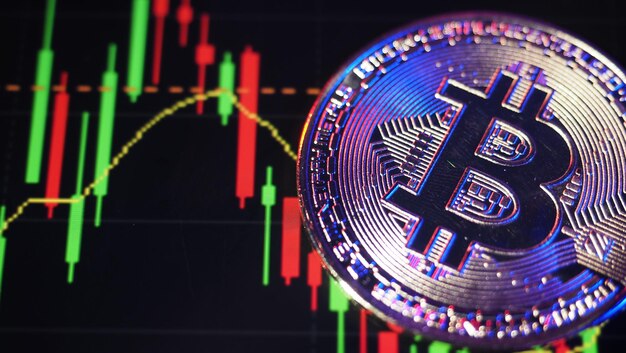 Foto bitcoin e barra grafica del mercato azionario cryptocurrency bitcoin stock growth investimento in attività virtuali piattaforma di investimento con grafici e monete bitcoin cryptocurrency stock market denaro digitale