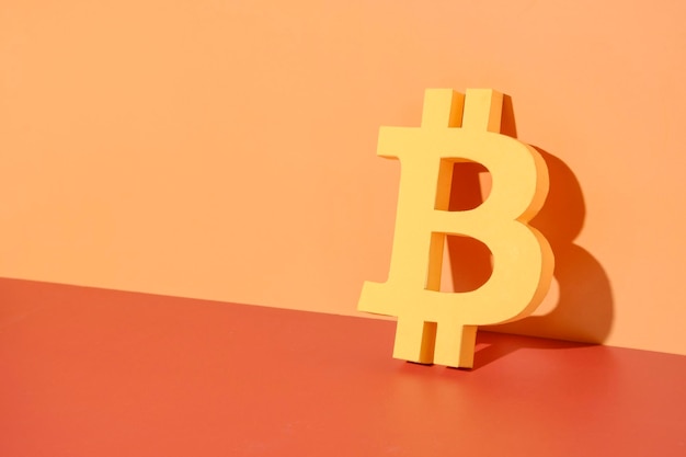 Simbolo bitcoin su uno sfondo luminoso come concetto di mercato delle criptovalute e tecnologia internet blockchain