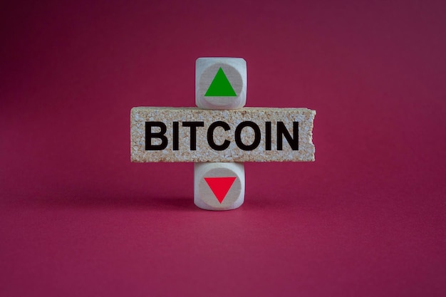 ビットコインのシンボル 上向きの矢印が付いた木製の立方体 ビットコインという概念の単語を持つレンガ ブロック