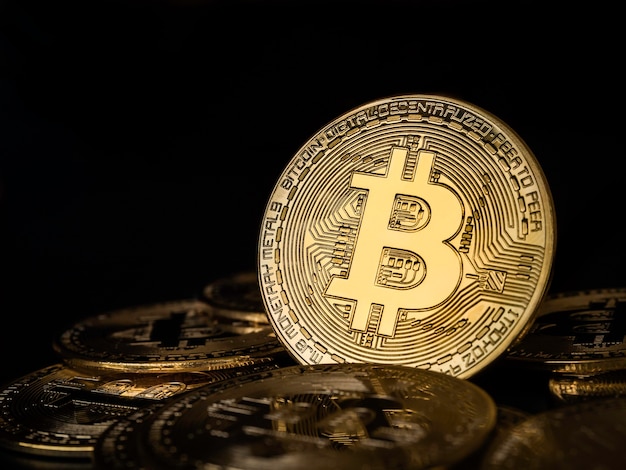 Bitcoin technologie achtergrond. Close-up van gouden bitcoin op donkere achtergrond met kopie ruimte, cryptocurrency investeringsconcept. Digitale toekomstige munt valuta financiële achtergrond.