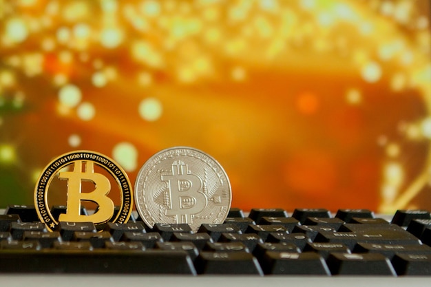 Bitcoin-valuta op toetsenbordcomputer op bokee-achtergrond. Virtueel cryptocurrency-concept.