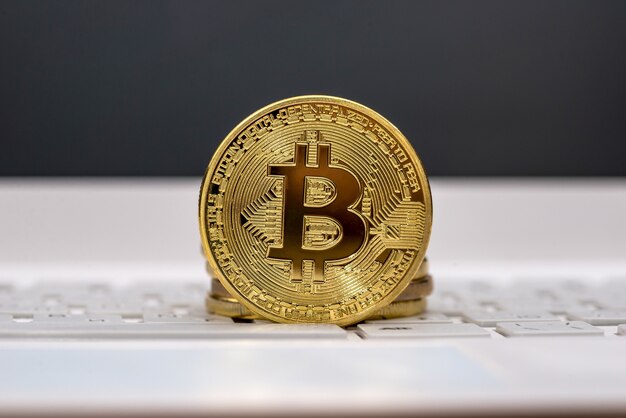 Bitcoin sulla fine bianca del computer portatile su