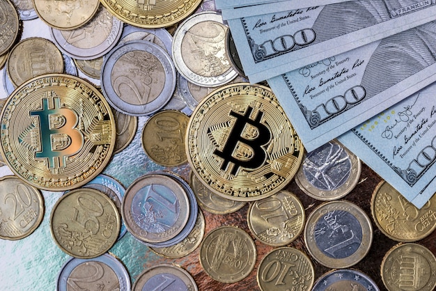 Bitcoin con banconote in dollari e centesimi