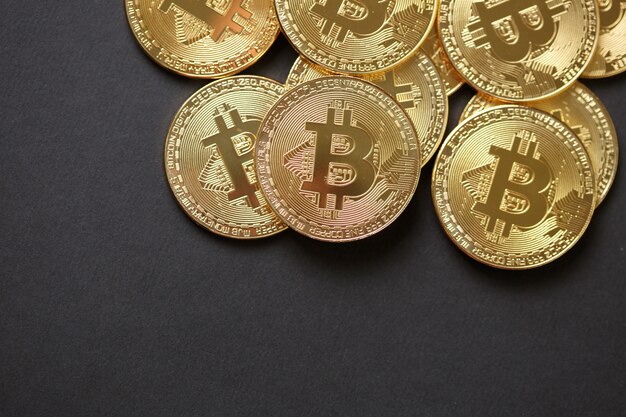 Bitcoins en virtueel geld. Gouden Bitcoins. Concept wereldwijde cryptocurrency