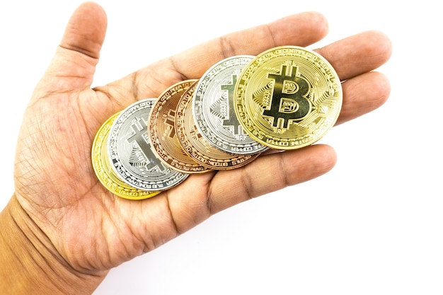 Bitcoins in de hand van geïsoleerde mens