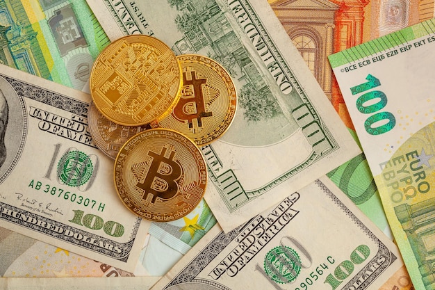 Bitcoins op een textuurachtergrond van euro en dollars