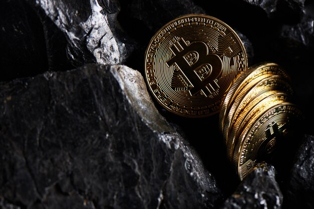 Bitcoins op een zwarte steenkoolachtergrond