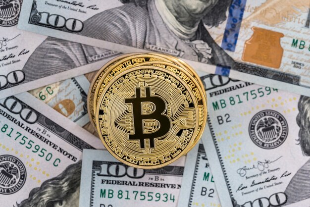 Bitcoins worden op dollars geplaatst. Detailopname