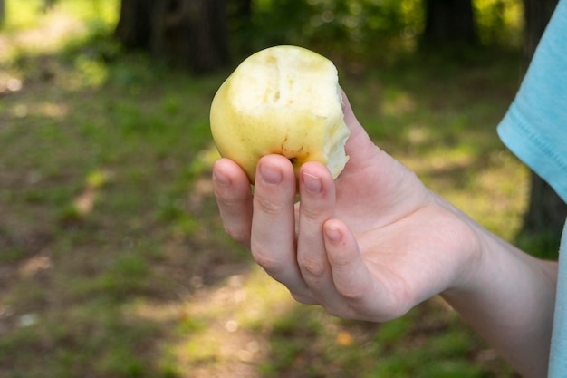 Foto una mela morsa nella mano di un uomo