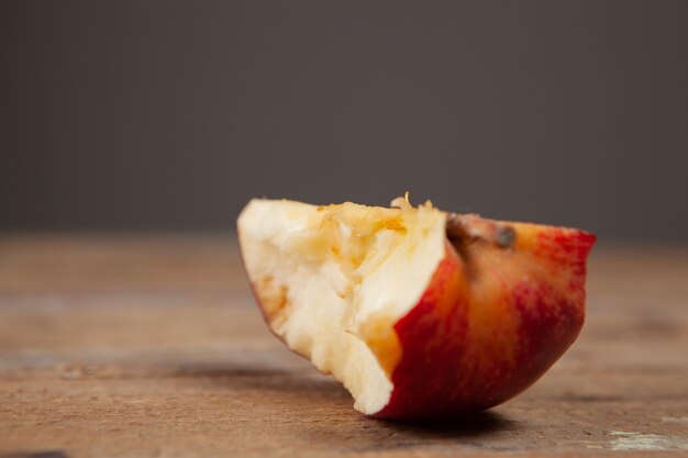 Photo a bitten off apple on the table