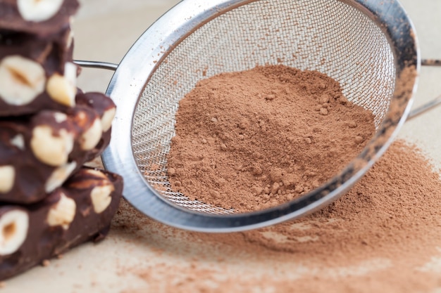 Foto cioccolato amaro con nocciole, fatto in casa