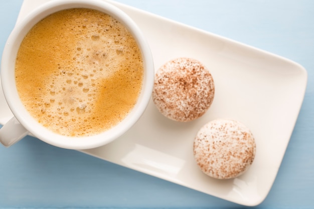 Bitterkoekjes en koffie op tafel. Studio schieten.