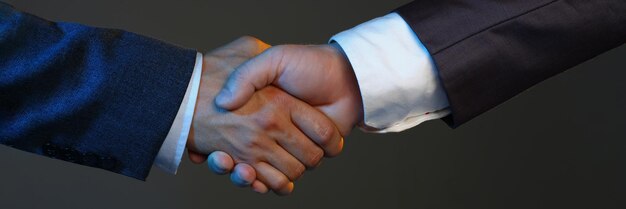 Biz-partners schudden elkaar de hand voordelige beslissing steun elkaar bevestigen deal