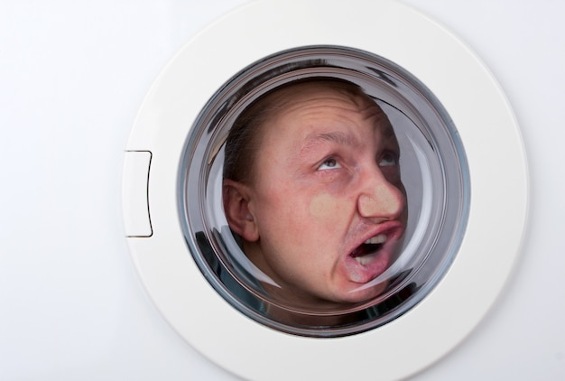 Uomo bizzarro all'interno della lavatrice