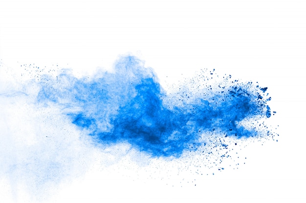 Bizarre vormen van blauw poeder exploderen wolk op witte achtergrond.