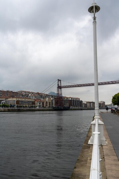 bizkaia hangbrug metalen structuur beschouwd als werelderfgoed voor transport met bewolkte lucht