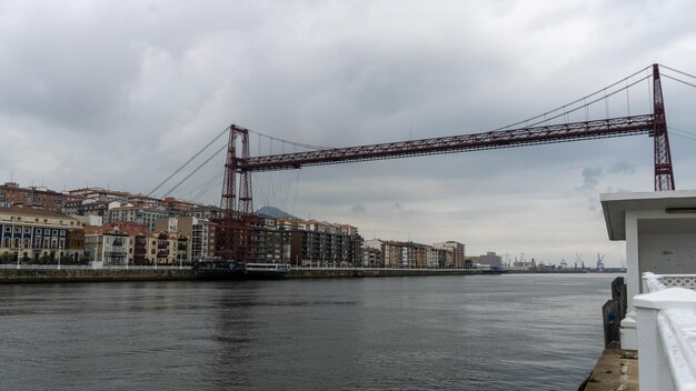 bizkaia hangbrug metalen structuur beschouwd als werelderfgoed voor transport met bewolkte lucht