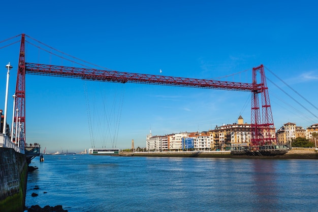 스페인 Portugalete에 있는 Bizkaia 현수 수송기 다리(Puente de Vizcaya). 네르비온 강의 입구를 가로지르는 다리.