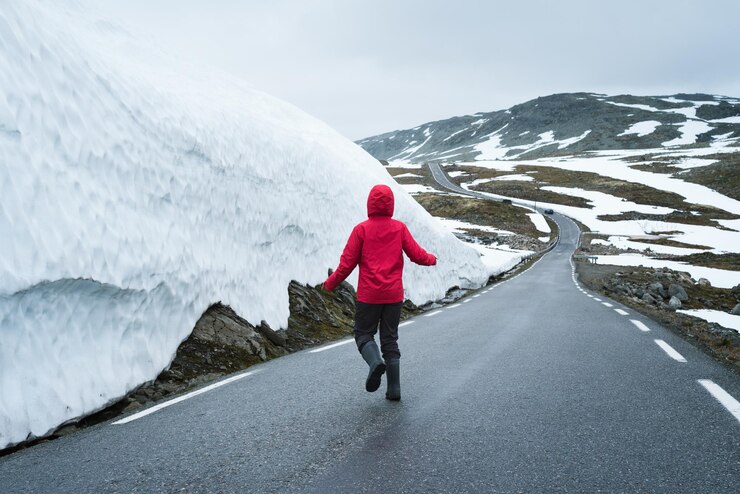 Bjorgavegen besneeuwde weg in de bergen van Noorwegen