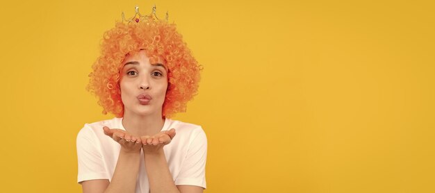 Blaas een kus grappig meisje in diadeem egoïstische vrouw in tiara-verkiezing april dwazen dag freaky meisje Vrouw geïsoleerd gezicht portret banner met kopie ruimte