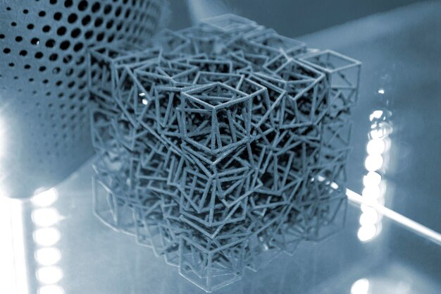 d printi에서 만든 분말 근접 촬영 d 프로토타입에서 d 프린터에 인쇄된 검정 추상 모델 개체