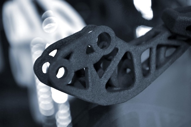 Фото Черный абстрактный объект модели, напечатанный на 3d-принтере из порошка крупным планом 3d-прототип, созданный с помощью 3d-печати multi jet fusion mjf concept новая современная высокотехнологичная технология для 3d-печати символ инновационный
