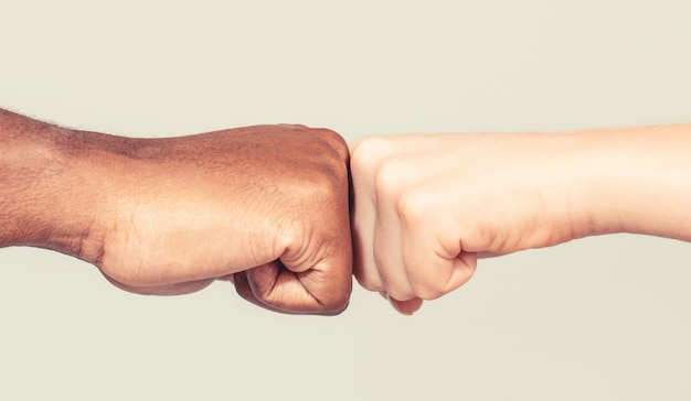 Photo black african american race male and woman hands giving a fist bump multiracial diversity immigration concept stop racism campaign closeup of multicultural friends giving fist bump to each other