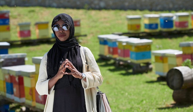 Ritratto di donna d'affari musulmana africana nera in una piccola fattoria locale di produzione di miele