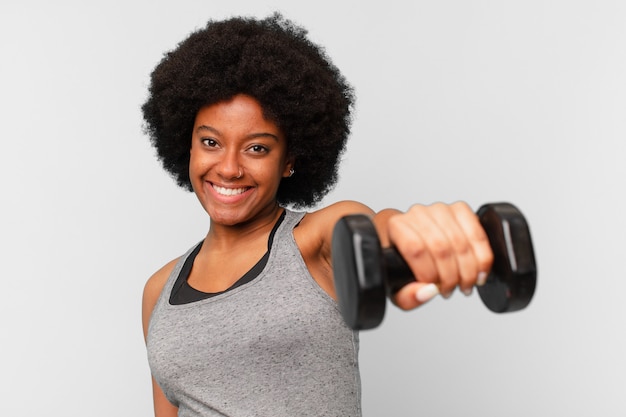 Photo black afro fitness woman with a dumbbell