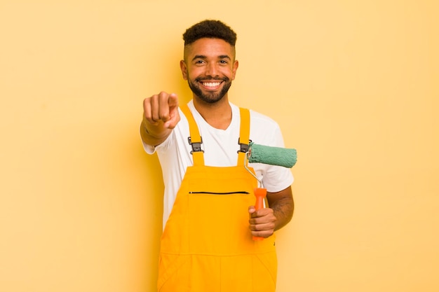 Uomo afro nero che punta alla telecamera scegliendo di dipingere il concetto di casa