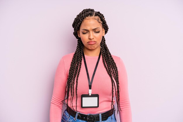 Foto donna afro nera che si sente triste e piagnucolona con uno sguardo infelice e piange. accredito carta vip