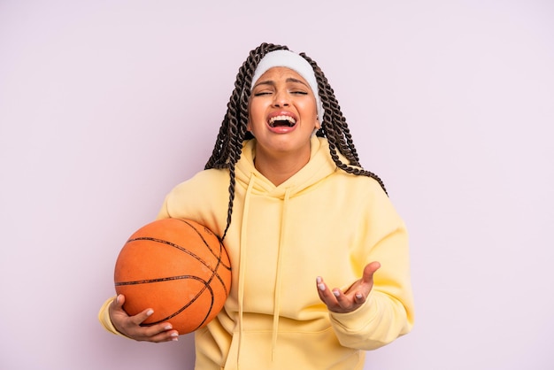 Черная афро женщина выглядит отчаянной, расстроенной и напряженной. концепция баскетбола