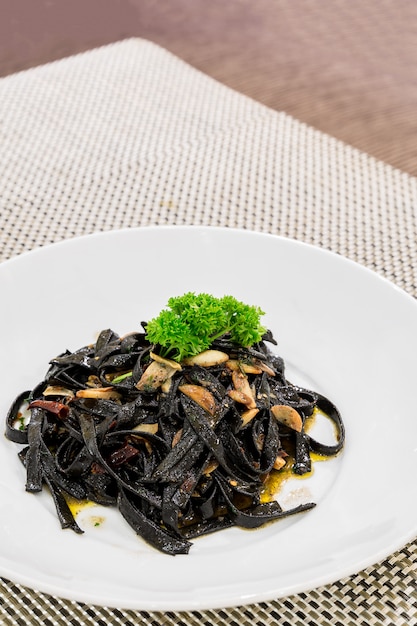 Black aglio olio pasta