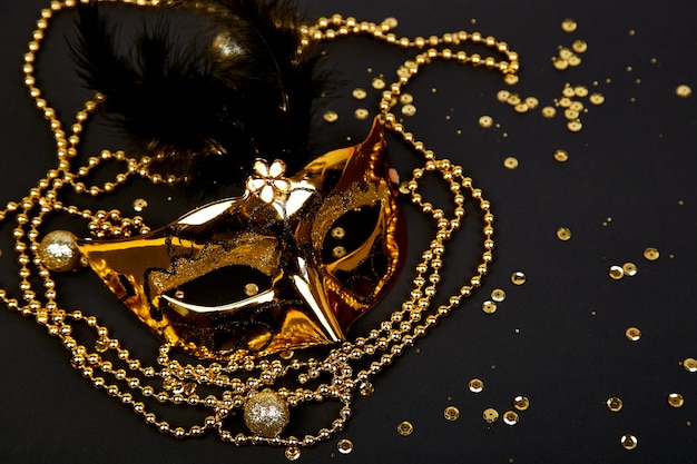 Фото Черно-золотая карнавальная маска. вид сверху