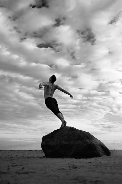 Фото Черно-белое фото человека, падающего с камня