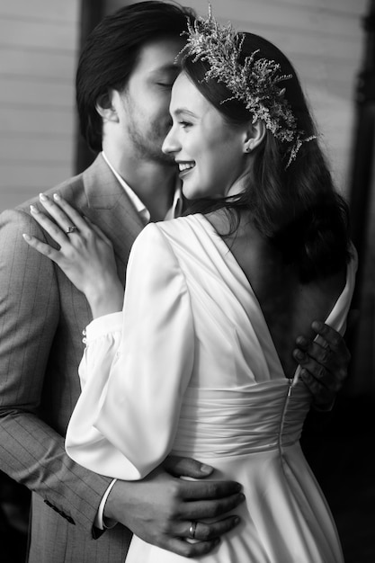 Фото Черно-белое фото счастливой молодой влюбленной пары, обнимающей друг друга фото высокого качества