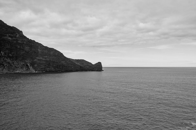 Фото Черно-белое фото вид на скалы острова и океан фон природы